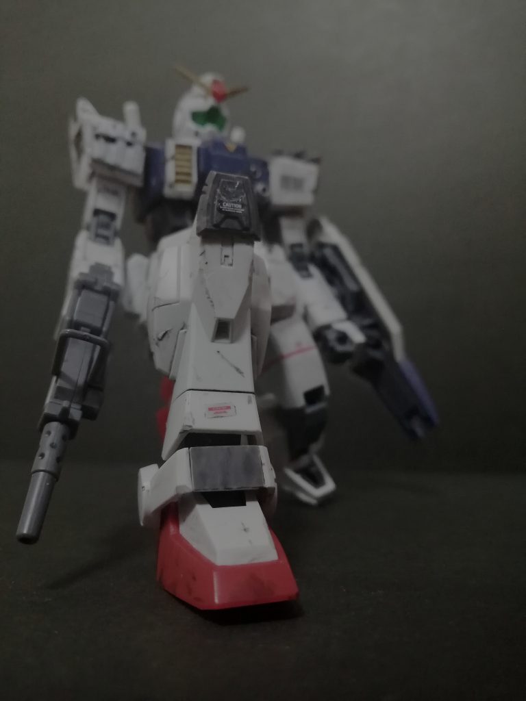 膝の装甲はすり減ったスパイクを取り外した跡を埋めたもの脚部のサーベル入れは充電用のパーツを外して軽量化 歩行速度が雀の涙ほど上がった