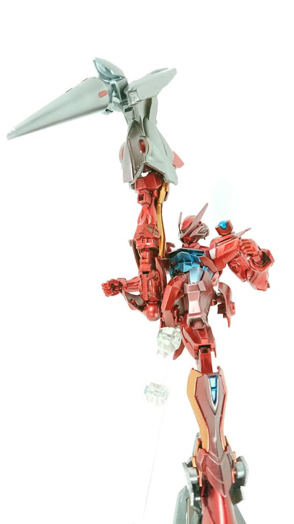 肩アーマーは脚部に装着する事で武装としても使用可能。ヒートランスを展開してキックや踵落としによる近接攻撃を繰り出す…という脳内設定。脚の可動域を広げるために、フロントアーマーは腹部パーツに接続しています。