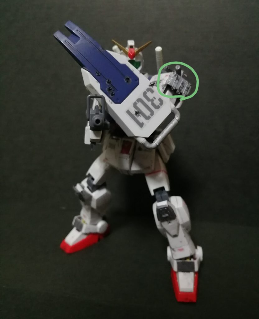 上半身の弱点の最も出ない撃ち方を考えた結果このポーズに唯一弱点の出る左肩側面の隙間を埋める形で装甲を追加右腕取れる=胸バルカン以外の射撃武器が無くなることなので右肩正面にも装甲追加ちなみに装甲はジムの足首装甲のフレームを2枚重ねにしたもの 装甲の外装は擦れるなどして交換されるが被弾することがほぼ無いためフレームのみ余っていた