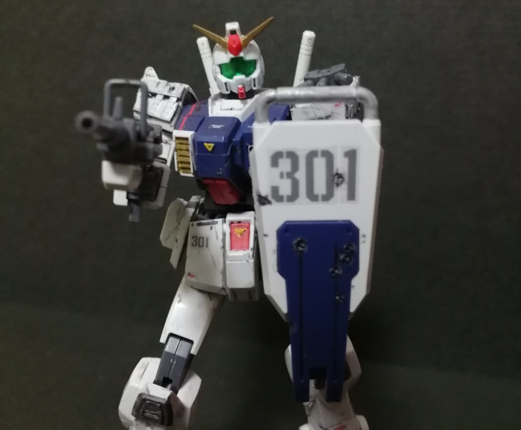 アニメではこのシールドの持ち方をよく見たが 一体どこを守る気なんだろうコックピットとダクトが丸見え