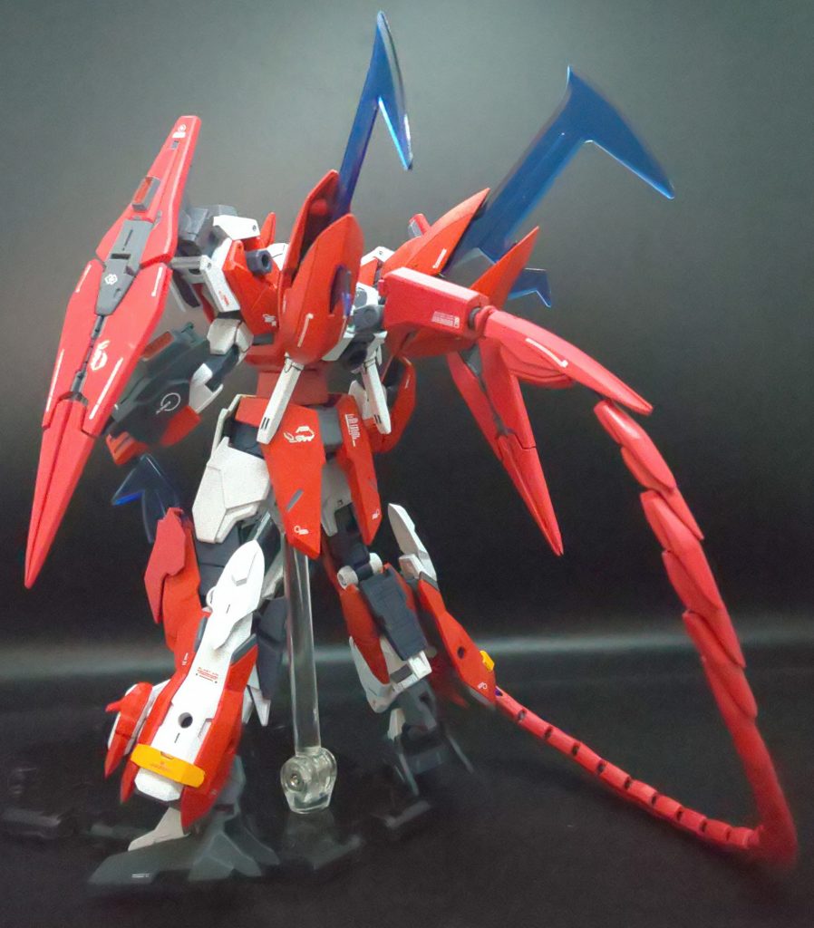 テイルウィップ【サルガス】と、両肩のシザー【シャウラス】が主な武器。ビームライフルは、強化仕様です。