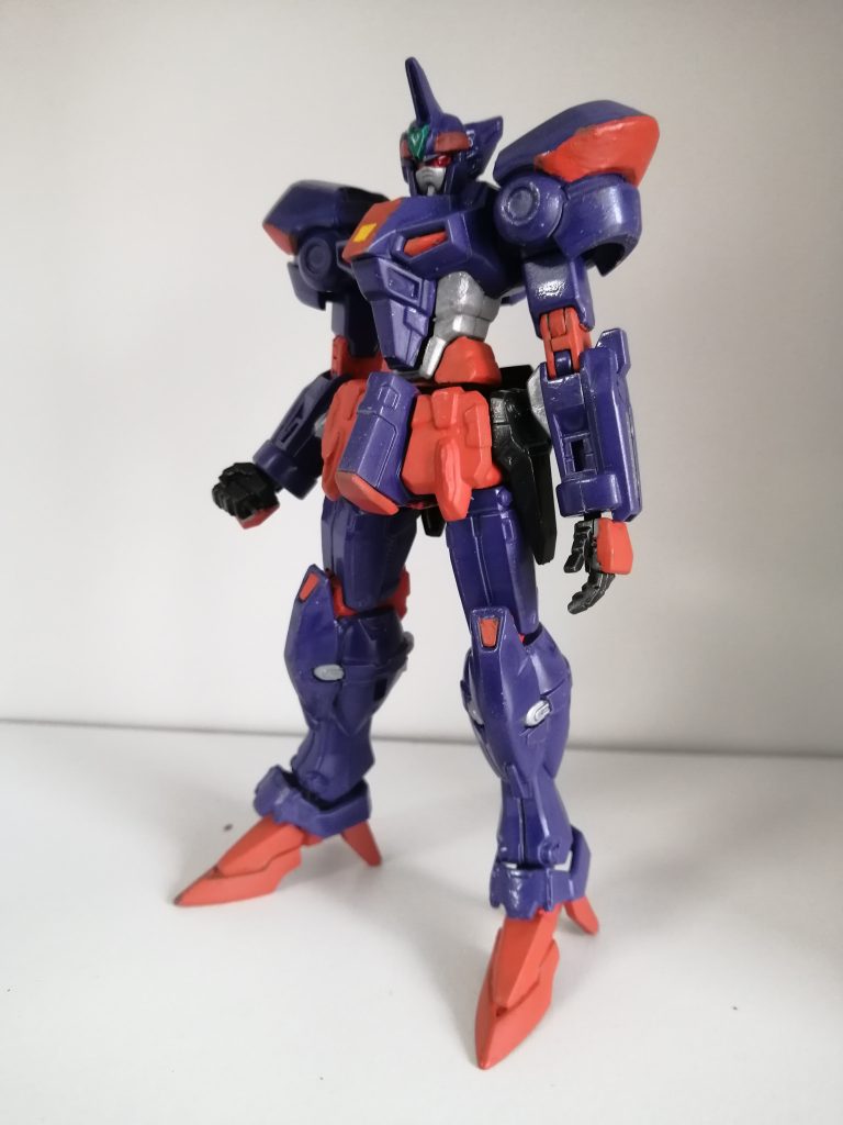 ジェミナス01がベースで、両肩はガンプラではなくダンボール戦機のΣオービスです。オレンジのみ筆塗りです。胸部の黄色は塗り分け技術がないのでジェミナスのシールを黄色に塗って貼り付けました。