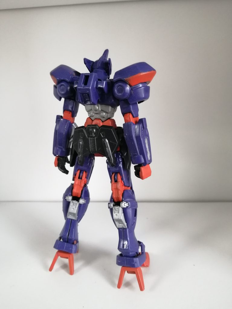 背中は前作のダイナゼノンガンダムとの合体用にコアガンダム系列機のバックパックにしました。設定のデザインとはかなりかけ離れた物になりました。