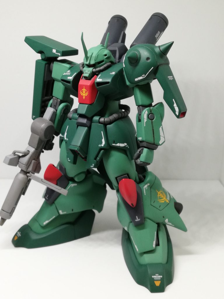 マーキングにはRGシナンジュのデカールを使っています。私の中のハマーン様の軍勢はヤンキーノリでラインを入れます。