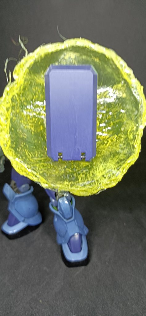 まだ実験段階のビームシールドを装備しているが、この時のジェネレーターの出力が不安定でミノフスキー粒子が歪になっている。