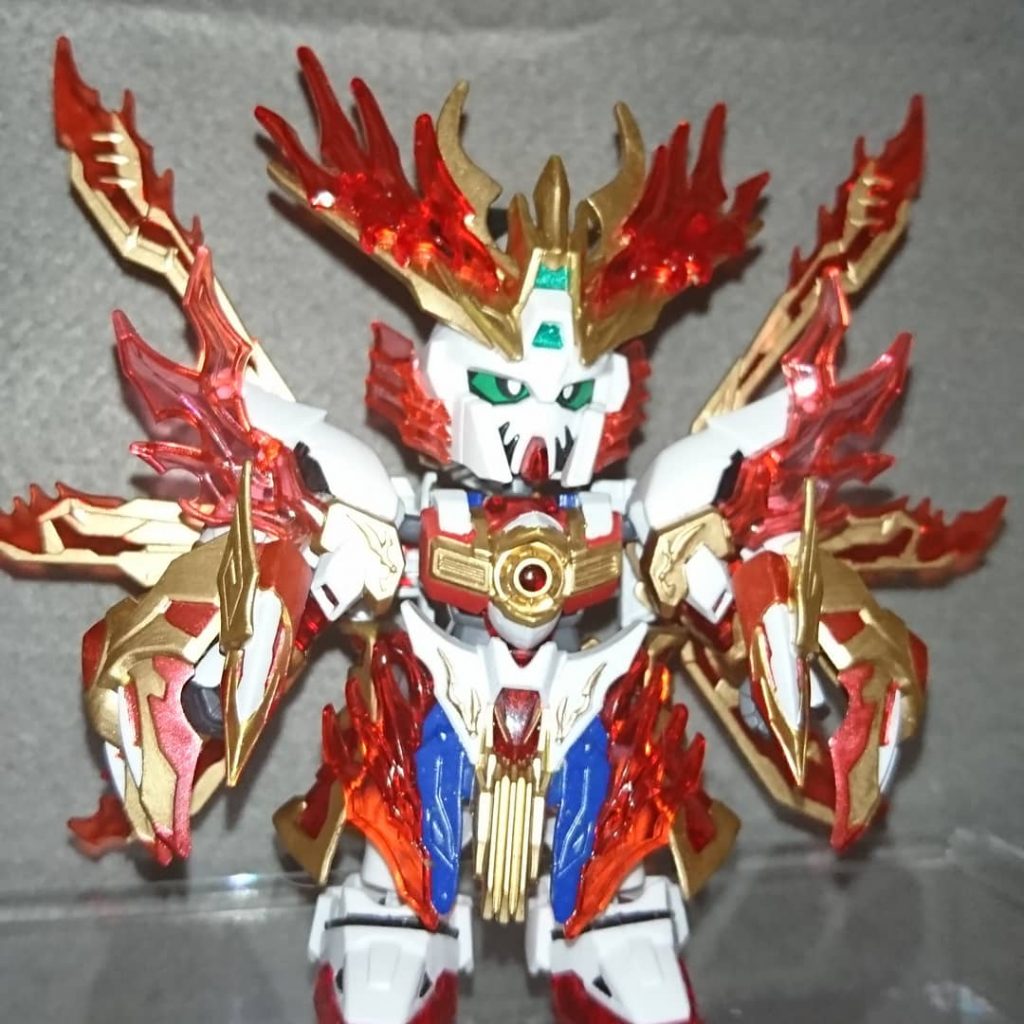 炎皇張飛ゴッドガンダム形態 設定では手甲自体が武装になっていますが個人的解釈で手甲その物を武装と考えず手甲から伸びる刃部分が攻撃時の武装としてみたので一応納刀状態のイメージです