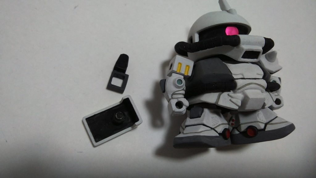 武器マウントパーツはシールドに挟み込めるように作りました。