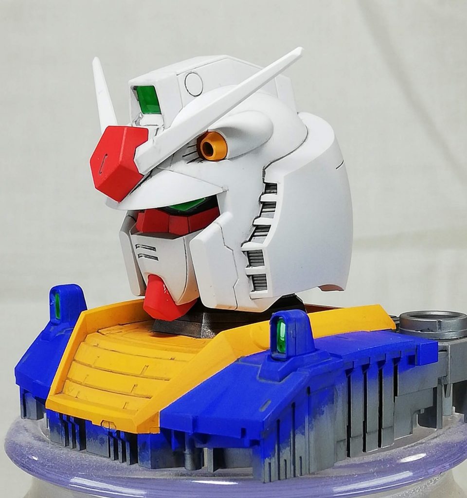 斜めから。塗装は、モデルグラフィックスのガンダム特集がある時によく説明されているトリコロールカラーを参考に調色してみました。マスキングも久しぶりにしてみましたがなんとかうまくいったみたいです。各センサーは、昔モデルグラフィックスでガンダムセンチネルが連載されていた頃の作例によくされていた、『センサーが発光しているように見える』ような塗装を表現してみましたが…むずかしいです。クリアコートの後、Mr.ウェザリングカラーのマルチグレーでスミ入れを兼ねて軽くウォッシングして完成させています。