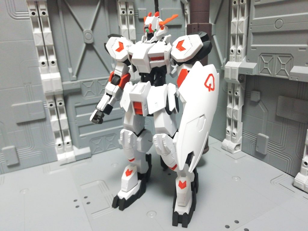 素立ち。厄祭戦時のガンダムフレームは白塗装に差し色のパターンが多いので、白にフルシティの差し色であるオレンジを採用しました。