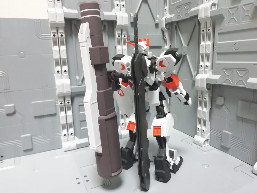 バックショット。背中にはバスタードメイスと投射砲をマウント