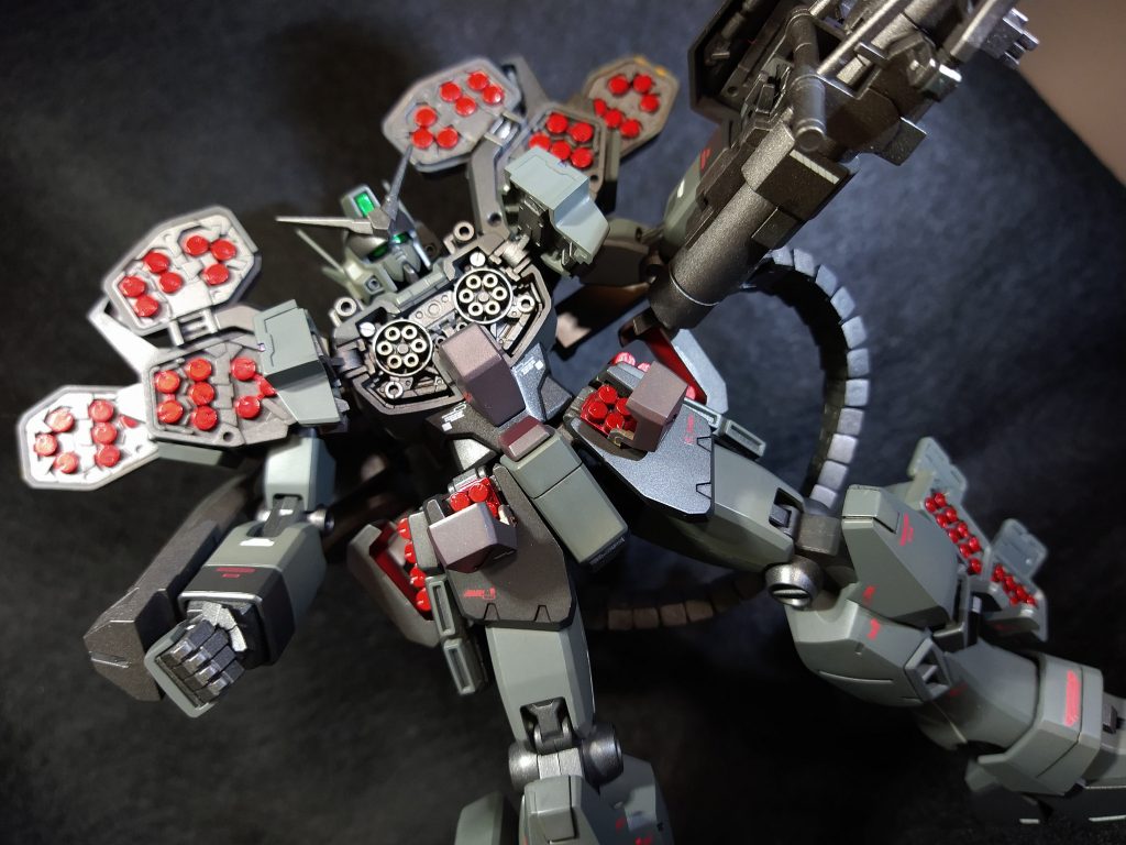 個人的にミサイルは赤いのが好み。写真では分かりにくいですが、メタルレッドにしてます。