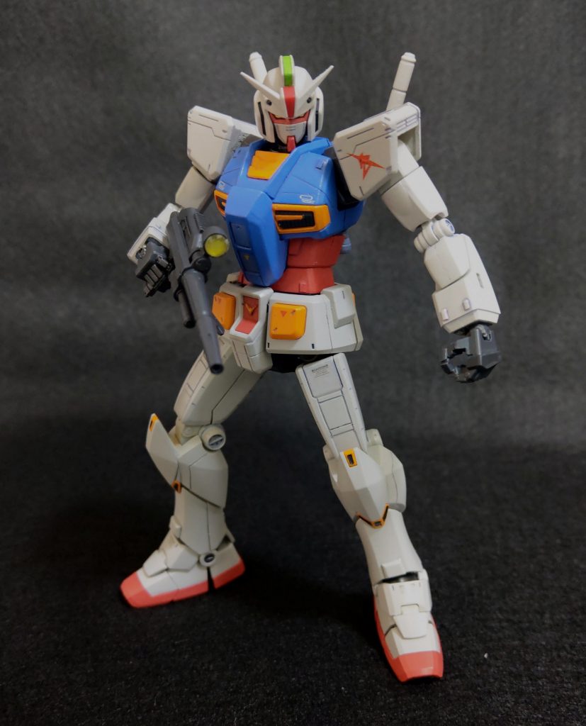 とは言え、素組ではありません。皆がガンダムぽいと思うポイントを改修。スジ彫り等で不足していた巨大感を追加しました。勝手にデザイン変えてすいません奥山先生。