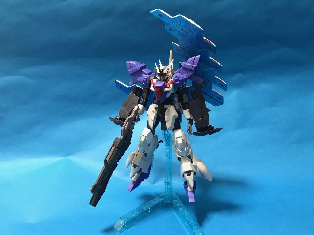 ここから4枚続けて製作・撮影工程です。旧作・リバースムーンガンダムです。この状態から改修し、今回のホロウムーンガンダムの完成に至りました。基本的に引き算的な改修になったと思います。