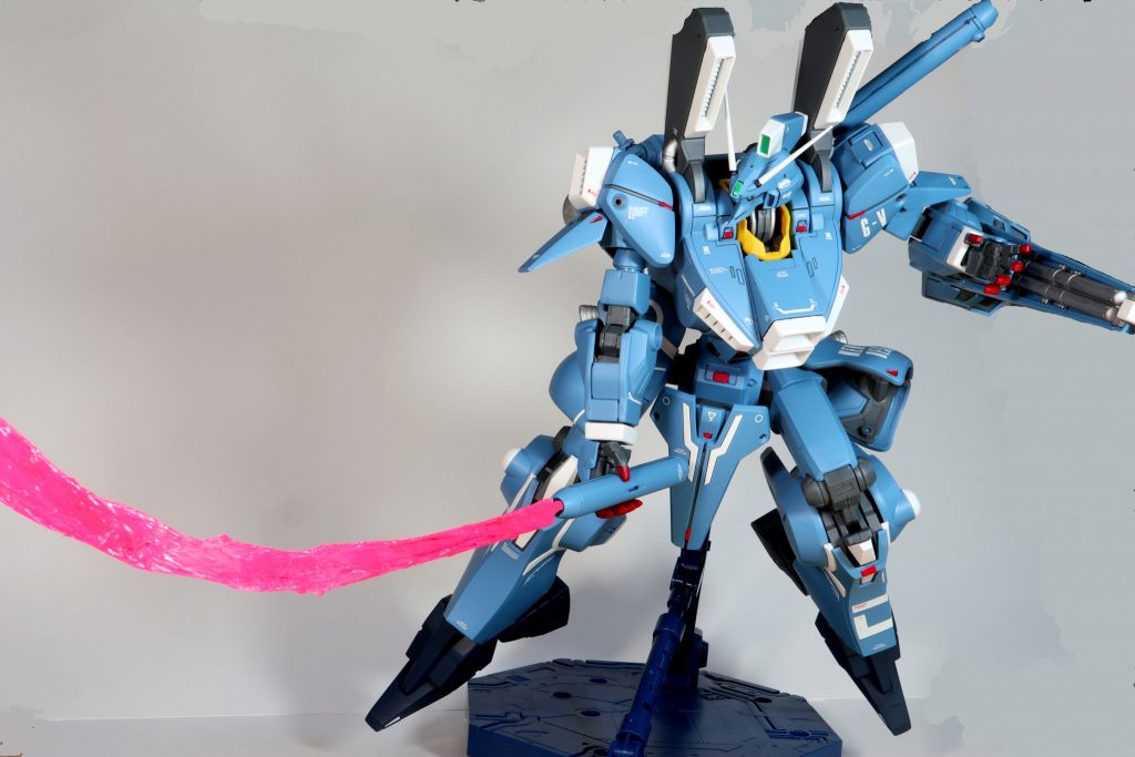 ビームサーベル斬撃今回、動きのあるポーズを取りたくてビームサーベルの刃部分を自作してみました。結果は写真の通りイマイチな感じ。次回はもっと大胆に折り曲げて振っている感を表現したいと思います。