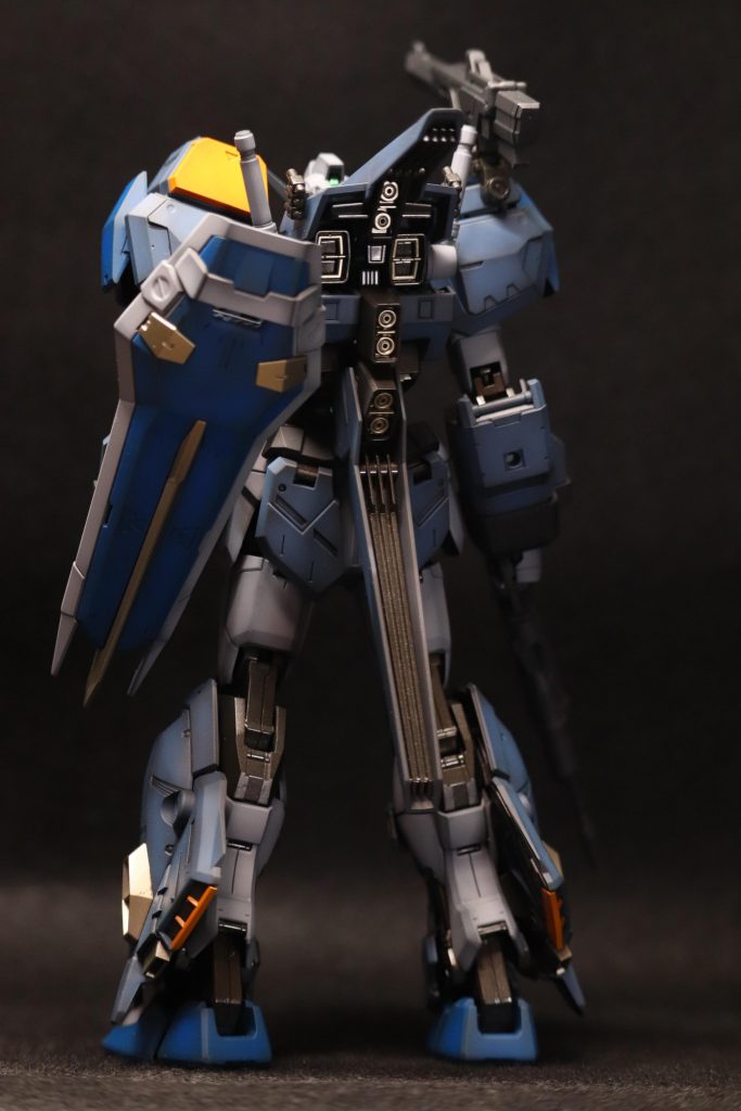 フレームなどは黒鉄色です