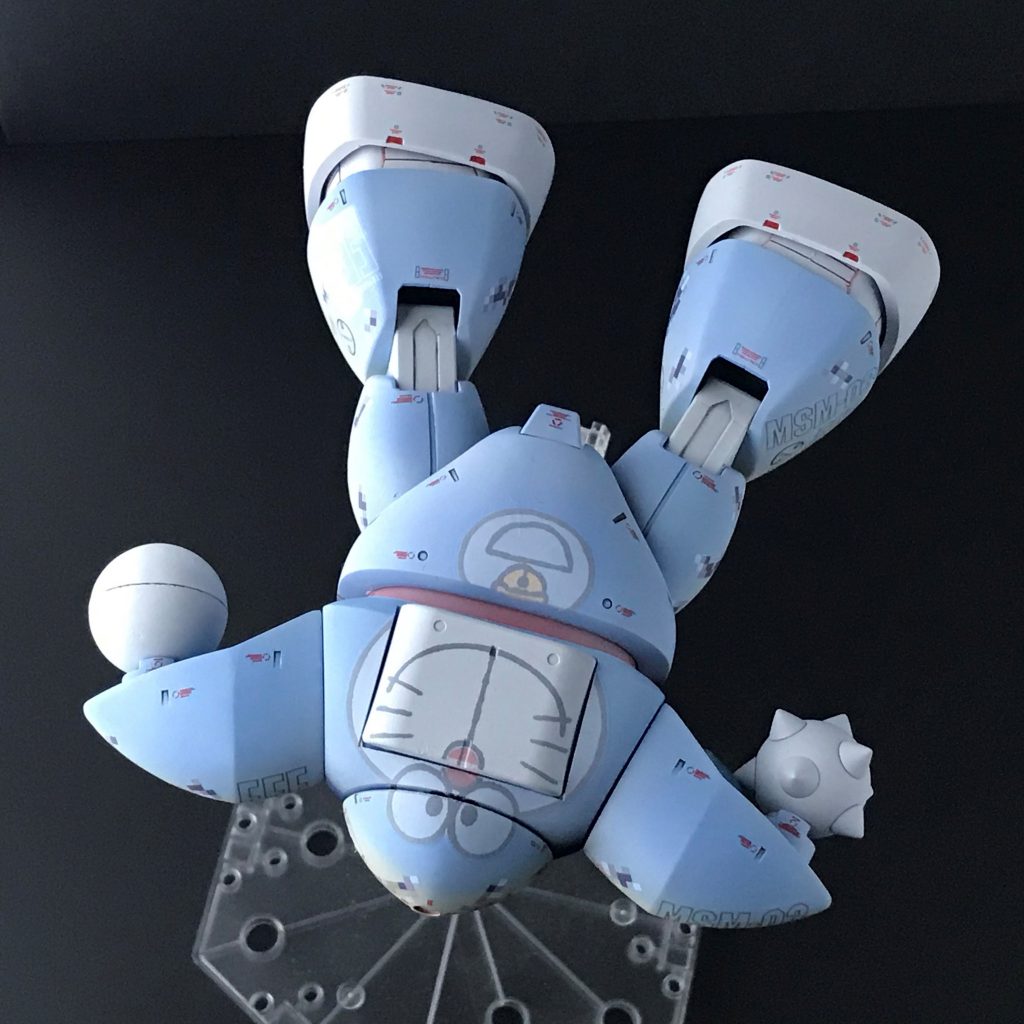また、後にこの機体は対潜哨戒訓練の標的曳航機としても活用された。その独特なシルエットにより、アジア地域で広く愛されたキャラクターの名前で呼ばれていたこともあり、水中標的曳航任務を機にめでたく機体半面がそのキャラをリスペクトしたカラーリングに塗り替えられることとなった。と同時にハンマー装備も継続運用された。以上、脳内設定でした。 というわけで【ゴッグの日】向けに作りましたHGUCゴッグです。前面が連邦カラー(サンドカラー)、背面がDORAEMONカラーです。が、どういうわけか前面配色は「スクール水着」着てるみたいになってしまいましたw(わざとだろw)