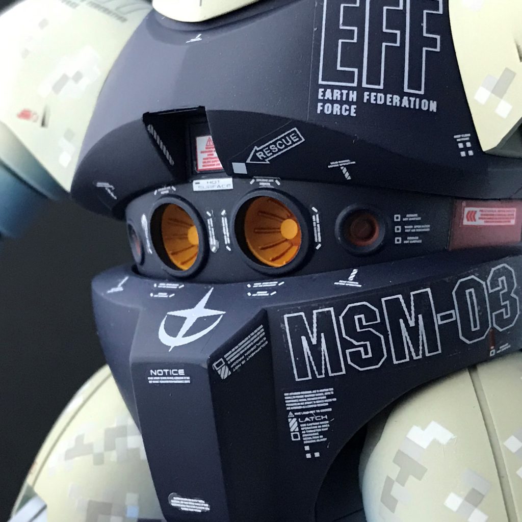 今回の自作デカールは、・「DORAEMON」一式・「EFF」・「MSM-03」・股間の「連邦マーク」・コクピット近くの「RESCUE」表示です。テスト機設定なんで堂々と型式No.「MSM-03」と表示させてもらいました。(実戦配備状態でデカデカと「RGM-79Nでございます。」というのはちょっと抵抗ある💦)市販のコーションデカールは内蔵兵装の発射口周辺にこれでもかってくらい貼りました。いやもうこの辺はノリノリです!ひとつの発射口にデカール4,5個貼ってます。なにせ元は敵軍の装備ですから注意書きは念入りに、ということでw