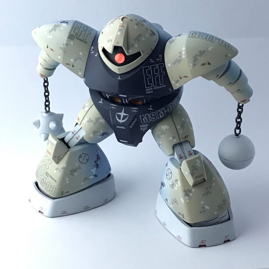 手のガンダムハンマーはRX-78-2 Ver.G30thより。もう1つはダイソーで売ってたおもちゃ(金魚すくいセット)より。どちらもネオジム磁石でくっついてます。実はVer.G30thキット付属のチェーンが鉄製でして磁石につきます!ジオン驚異のテクノロジーでチェーン巻き上げ機構内蔵という萌え設定です。模擬戦で無人標的機のジムをまとめてふきとばす姿が目に浮かんでもう涙で前が見えません😭