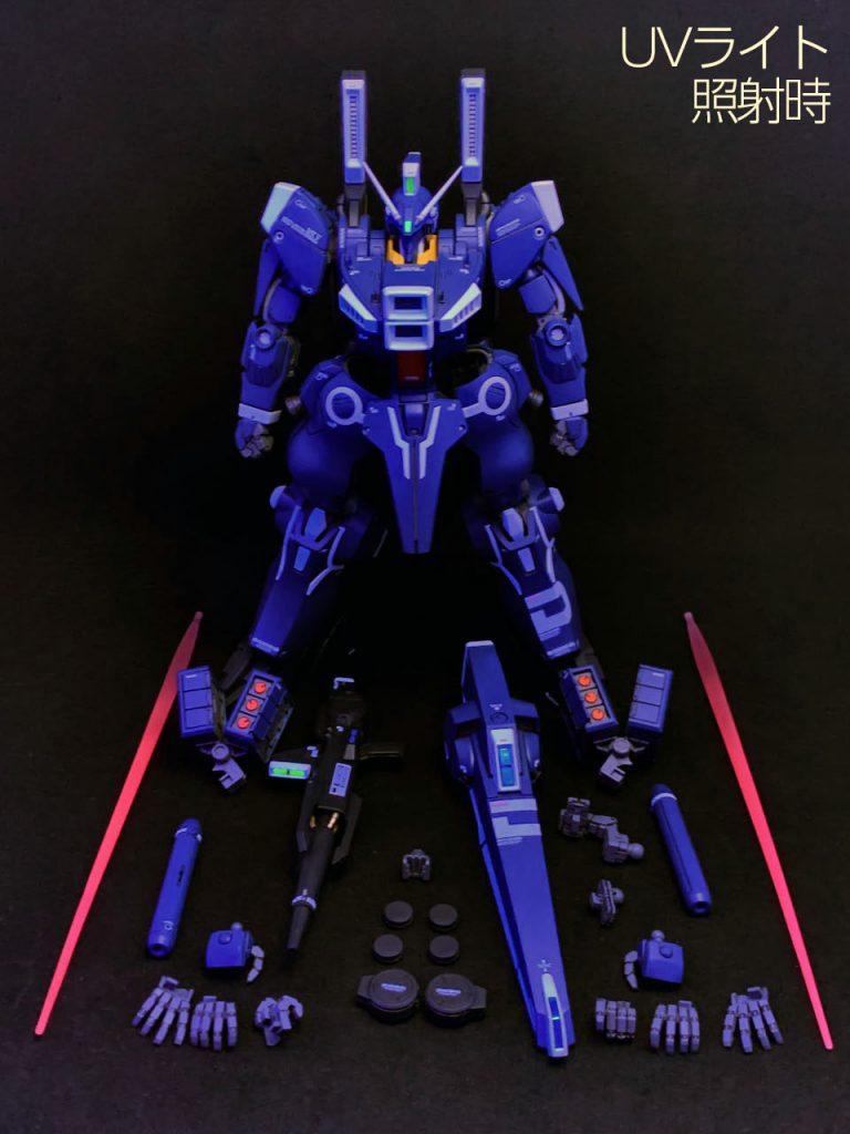 自作デカールの白は蛍光ホワイトのトナーのため、UVライトで発光します。白い部分も合わせて発光するように白に蛍光クリアーを混ぜて塗装してあります。