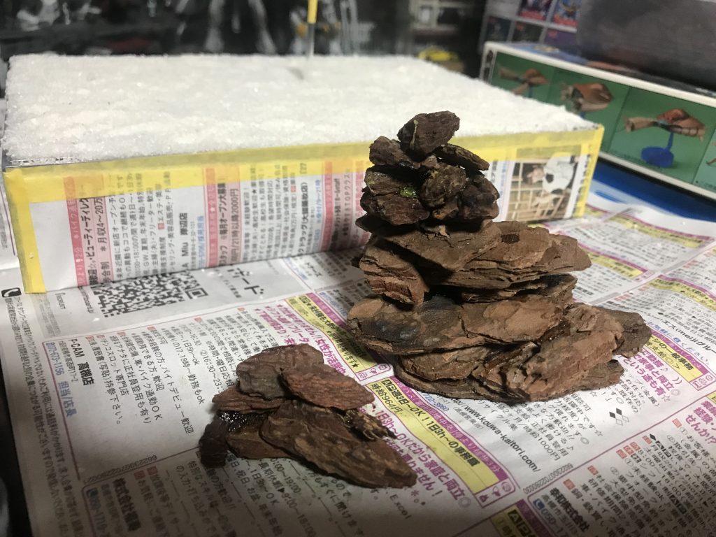 バークチップは積み上げて接着して岩風に