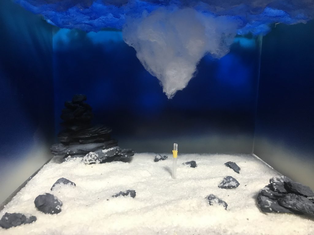 サイド&奥の壁もクリアーケースを使用。白いプラ板にエアブラシでサフを噴いてから絵を書いて貼り付けてます。