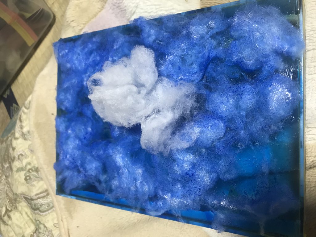 天板に使ったもの(クリアーケース)は後でLEDを照らせるようにクリアーブルーで塗装して手芸わた(クリアーブルーで塗装)をスプレーのりで接着(表面は白でドライブラシ)泡部分は塗装なしで形を作ってスプレーのりで接着)