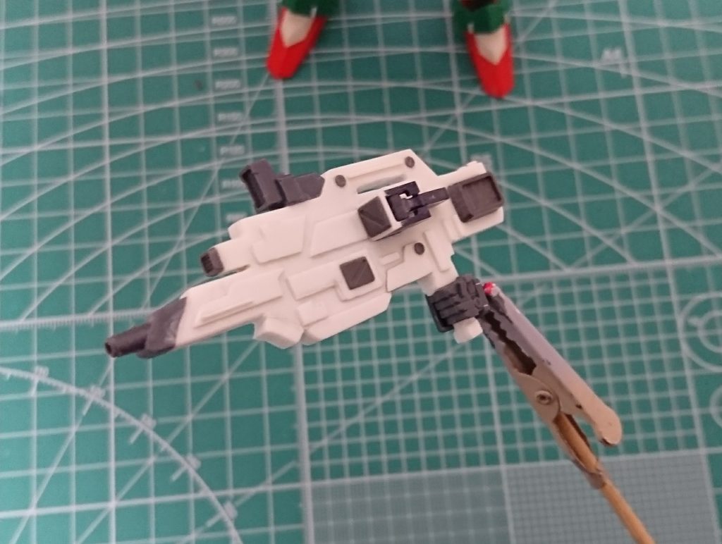 途中でライフルを自作したくなり、プラ板とジャンクパーツを使って作成をした感じです、
