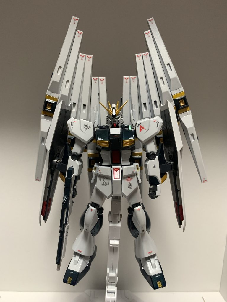 目と胸のセンサー部のみ光に反射してよく輝くようにシールを使用。デカールはRG用で売ってたのを使用してディテールアップしました。それ以外は全塗装しています。白:サフ⇒ホワイト×2⇒パール黒:黒鉄色⇒クリアブルー黄:ゴールド⇒クリアイエロー赤:メタリックレッド⇒クリアレッド 個人的にMGやRGのようなスジ彫りやアレンジの激しいνガンダムが好きではなく、HGの無駄なスジ彫りなどのないシンプルなデザインが好みであえて今回HGνガンダムを使用しています。ボディは黒のイメージもありますが、νガンダムは黒ではなく、微妙に青みがかってるような黒のような青というか、青のような黒のような絶妙な色をしているイメージが個人的には強く、ですので今回、黒鉄色+クリアブルーというカラーリングにしています。νガンダムはMGなどのようなアレンジの激しい見た目よりも、HGのようなツルッとした感じの方がνガンダムらしいと個人的には思いますので、それにデカールで仕上げるくらいが逆にνガンダムらしくてカッコイイのかなぁ~と感じています。個人的には凄く満足しています♪