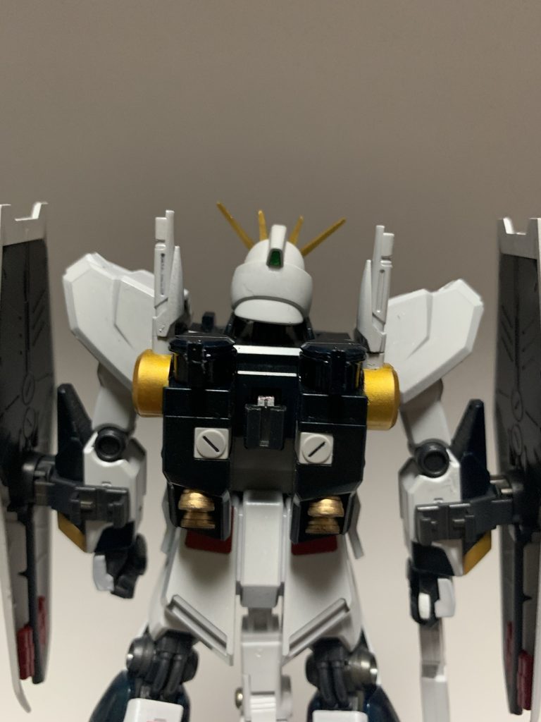 カスタムビームサーベルラックをバックパック両サイドに移設。フル装備としました。バックパックのバーニアのみアクセントとして、ゴールドに塗装しました。