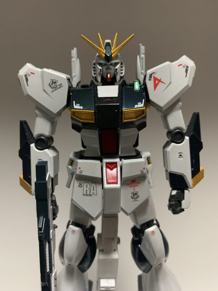 ライフルを持つ右腕も予備サーベル仕様にして、シールドの装備を可能としました。