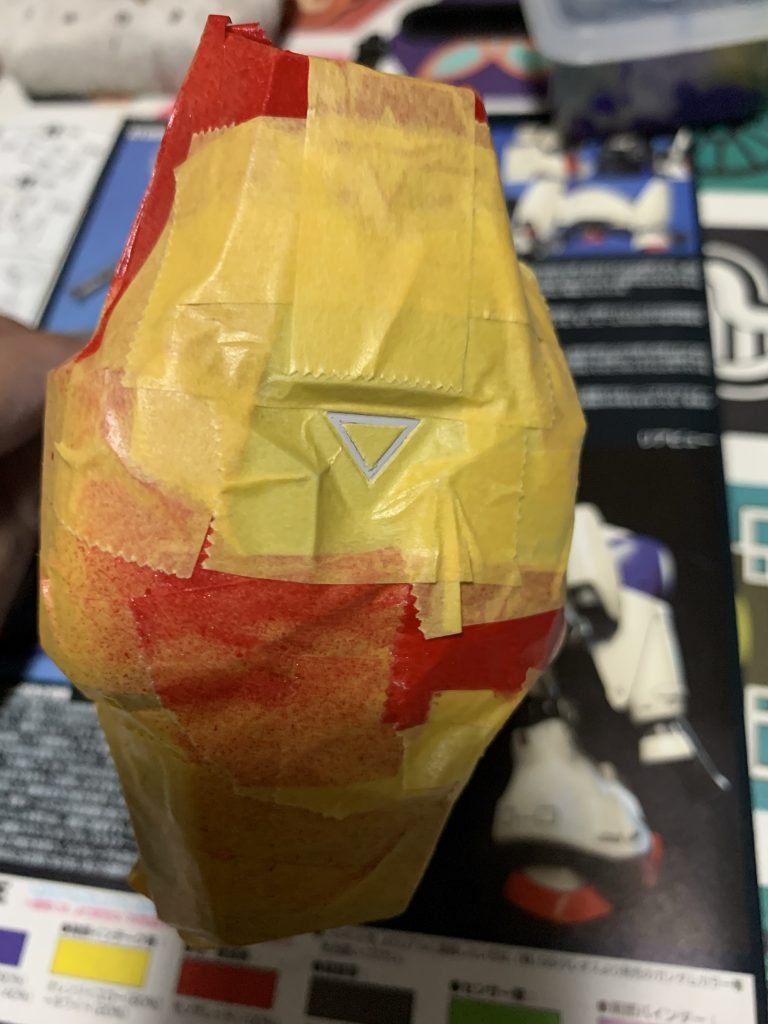 このキットは２００６年発売の古いキットである為、最近のキットに比べるとランナーによる色分けが不十分で、旧キットに毛が生えた程度の色分けしかないような感じです。そもそも黄色ランナーが無いので肩の黄色いパーツはシールだし、赤いパーツもシール便りの部分が多いです。なので基本塗装した方が見栄えは良くなるのかなぁ～と感じました(*^_^*)ただし、旧キットと比べて可動は良いですし、シールドもガッチリ保持でき、上で紹介したような浮かせても保持ナシで普通に持っていられます。MGでは可動指であった事なども関係して保持力が最悪でシールドをまもとに持っていられませんでしたので。今回も基本的に簡易ですがキャンディ塗装を行いました。赤：メタリックレッド＋クリアレッド青：メタリックブルー＋クリアブルー黄：ゴールド＋クリアイエローバズーカなど黒いパーツ：黒鉄色本体などの白いパーツ：灰色９号GP０２は真っ白とはちょっと違うイメージでしたが、限りなく白に近いくすんだ色というイメージでしたので、灰色９号という色を見つけて「これがいいのでは？」と思い使用しました。個人的にはイメージどおりに仕上がってくれたと思います。一部、筆塗りした部分は荒くなってしまいましたが、こうしてみる分には基本的に全体的に綺麗にできたと思うので満足です♪シールでも補えていない塗装推奨の点が一か所ありました。肩のバインダーの一番外側にくるバーニアですが、見本では白く縁どられていますが、キットでは黒一色のパーツになっておりシールも付属していませんので、塗装派でない方もここは最低でも塗装しないとイメージがガラッと変わってしまうかもしれませんので、そこだけは塗装すると良いでしょう。