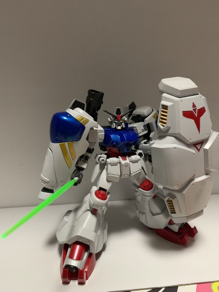 『この機体と核弾頭はいただいてゆく、ジオン再興の為に！！』最初に動いた時の巨大なシールドを携えたこの異形のガンダムの姿はとても強烈で印象的でした。ビームライフルを持たない、近接戦しか基本できない機体でありながら、ガトーの腕もあって簡単に連邦軍をあしらいながら戦う姿は素直に「カッコイイ！！」と思わざるを得なかったのが今でも忘れられません。