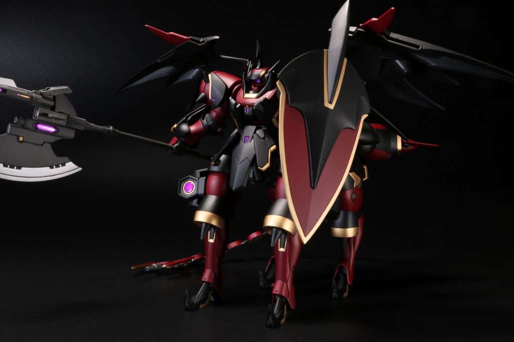 各所にデスサイズヘルカスタムのパーツを切った貼ったしました。シールドはデスサイズヘルカスタムの背中のパーツにプラパンを貼り合わせて作りました。