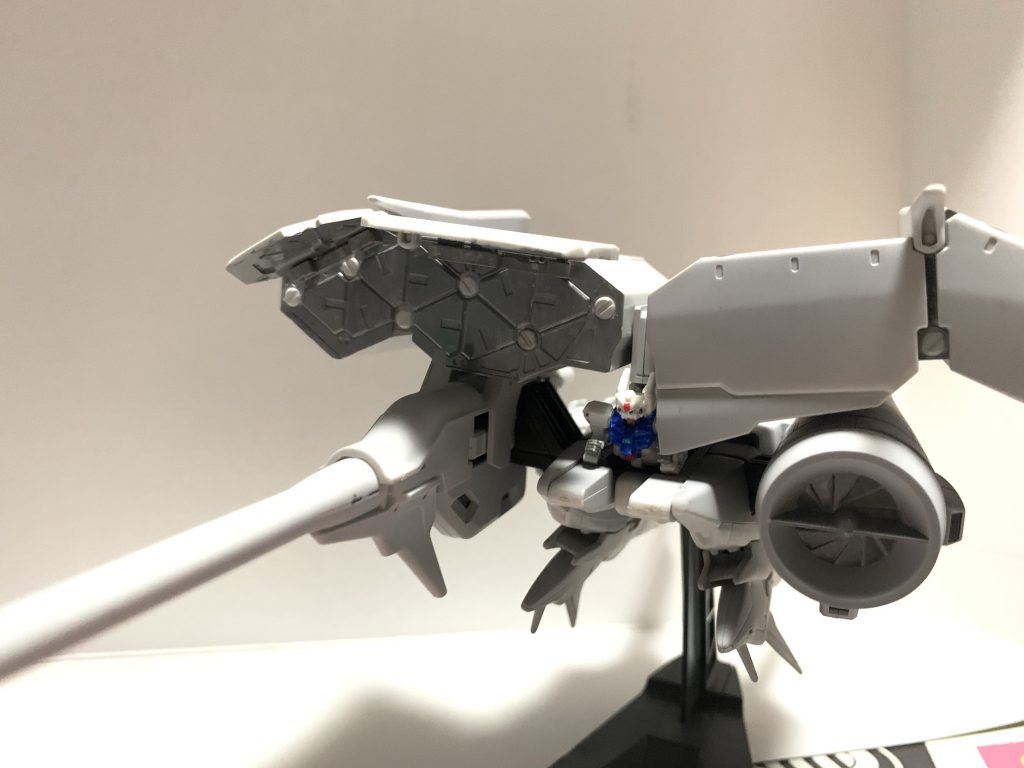 塗装後の状態です。キットはほぼ白一色といってもいいくらいの物なので塗装必須のようなキットです。特にコンテナ内とＩフィールドジェネレーター内は塗装しないと白一色なのは目だちまくますね。塗装は悩みましたが、真っ白というのはちょっと違うかなぁ～・・・と思いつつ塗装作業を進めた所、うっすらグレーのかかったサーフェイサーの色味がちょうどイイ気がしたので、サフをそのまま仕上がりの色にしました！ちょっとこの画像の色では真っ白に見えていますが、他の画像で見ればわかるようにうっすらグレーがかっている色味になっています。