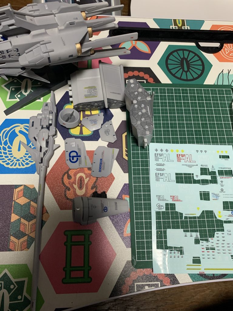 このような感じでデカールをペタペタといろんなところに、連邦マーク、GPシリーズマーク、アナハイム社名など貼ってあり、Ｉフィールドジェネレーターは特に色々貼りました。一番の秘密兵器だと思うのでＡＥ社としてはここぞとばかりに派手に色々マーク入れたりしそうだなぁ～と思ってｗ ちなみに実は今回のこのキットを分解して塗装、デカール貼りをしたのはついででしたｗ先日作ったＧＰ０２にデカールを貼りたくて買ったらデンドロビウム用もついてきたので、「そういえば持ってたな！」と思って急遽やったものです。なのですでに組んであったものをちゃちゃっとやっただけなので、合わせ目処理などもしてないですが、塗装してデカール貼るだけでけっこーイイ具合に化けるキットだなぁ～と思いました♪こうなるとノイエジールがほしくなりますね・・・。