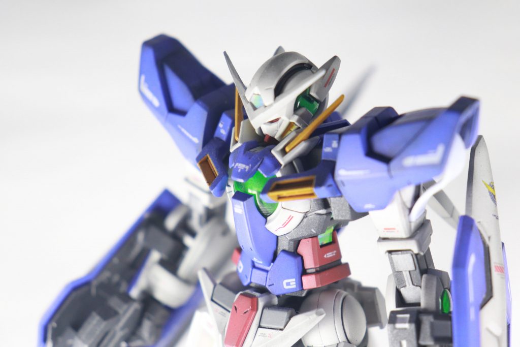 各部の塗分けをし、GNコンデンサー部分は下地にホログラムフィニッシュを仕込み、クリアグリーンで塗装したクリアパールをはめ込んでいます。