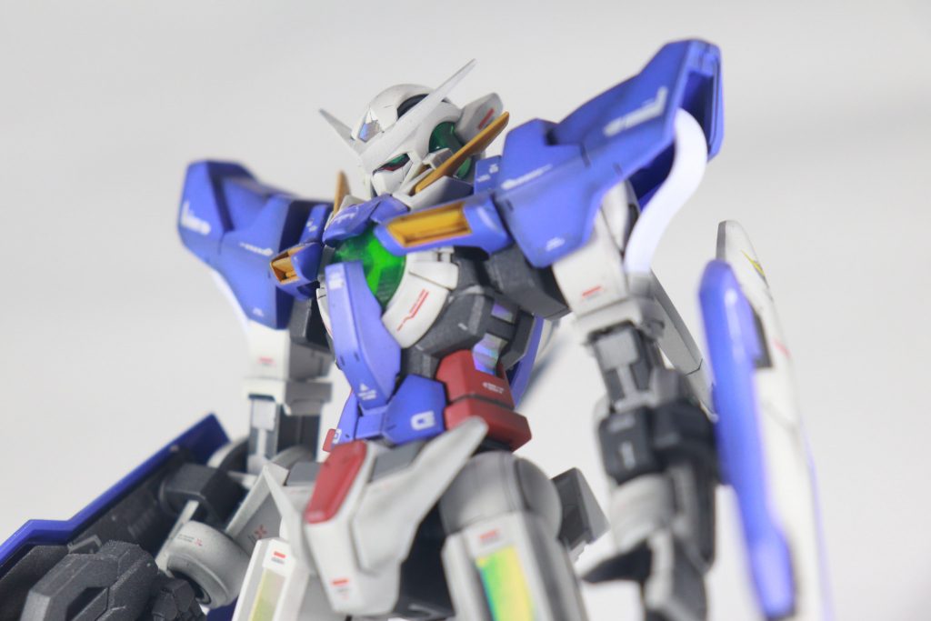 腕の裏側、足の腿部分等の一部エネルギーケーブル部にもホログラムフィニッシュを貼り込んであります。