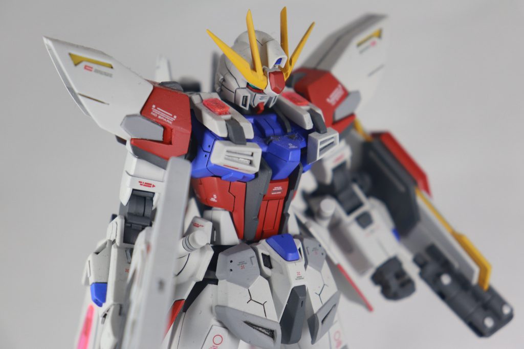 今回もメインはスジ彫りの追加とプラ板でのディティール追加をメインに行いましたが、今回はスジ彫りよりはプラ板での装甲っぽい表現の追加や、肩や腰回りの一部ボリュームアップに重点を置いて作ってみました。