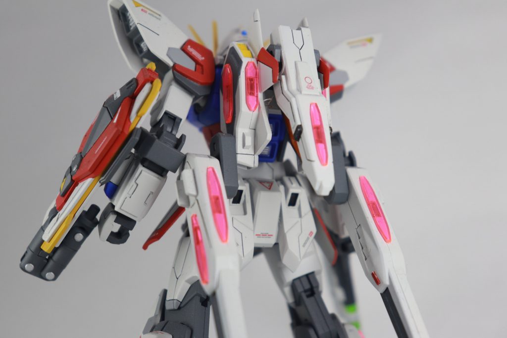 腕の裏側、後ろの腰パーツにもプラ板を貼り、装甲っぽさを追加してみました。