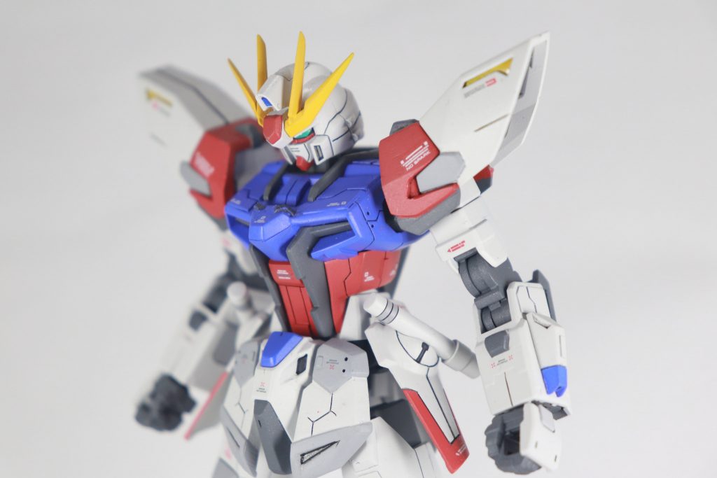 ユニバースブースターのない状態。胸部はとくにあれこれ追加してみたり、肩の赤いパーツ、腰のグレーで塗分けた部分も上から1.2mmのプラ板を貼り厚みを出しました。