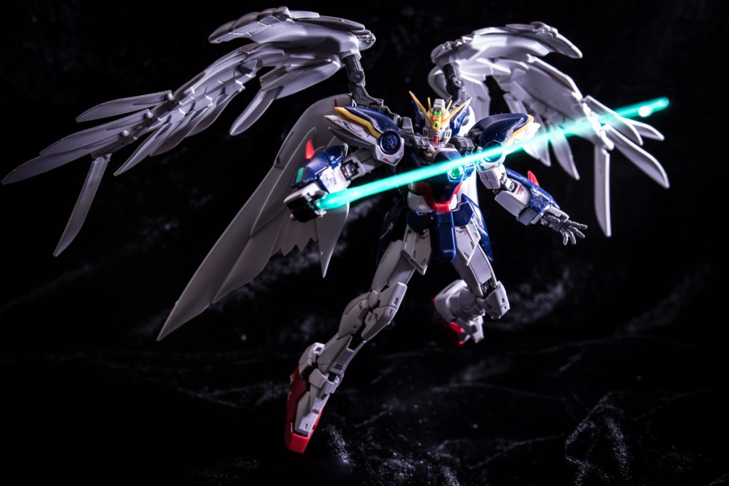 サーベルは編集で発光加工してます。