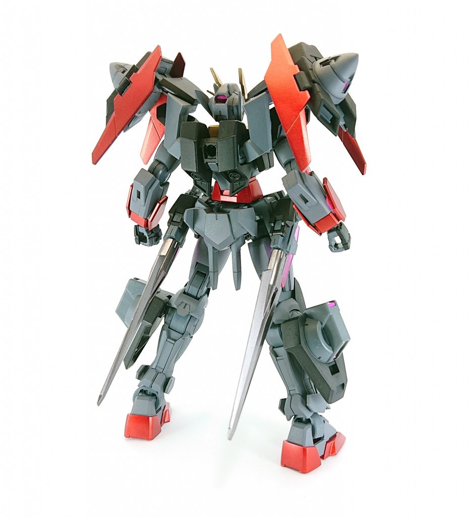 塗装はガンダムマーカーエアブラシシステムを使って塗装しました。つや消し部分もガンダムマーカークリアーつや消しを使いました。レッド、ゴールド、ガンメタ部分はつや出し水性トップコートを使ってあえて光沢仕上げにしました。