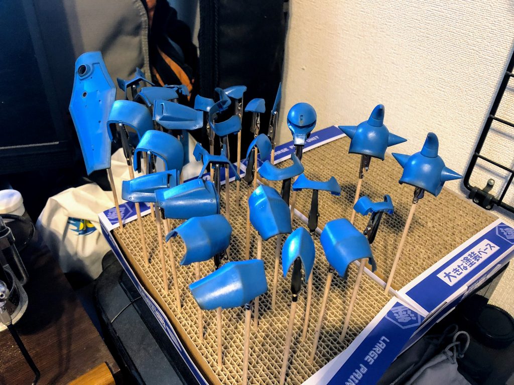 3年前に作成始めた様子です。サフが終わった後で黒ベースにグラデーション塗装を開始。1回目が終わったところです。この後3年放置することに。。。
