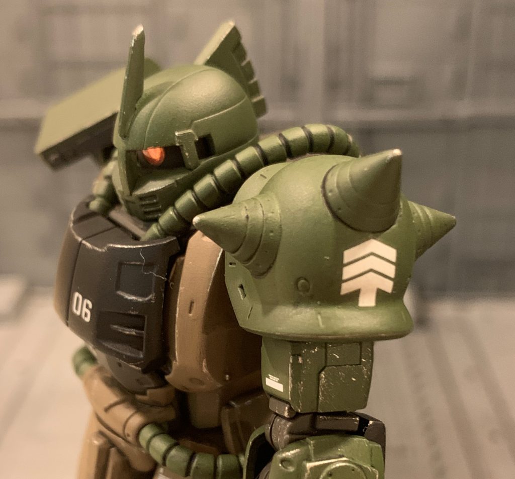 ブグは旧ザクの前身ですが、運動性能は旧ザクより上だったというのが公式設定です。なので戦争序盤に指揮官機として運用されたとしツノ付き、階級章は大尉にしてみました。予備パーツは数に限りがあり追加生産は不可で、戦線が大きく拡がる地球においてはパーツ供給が滞り維持が困難になる事が目に見えていたので、パイロットは地球降下作戦時にザクに乗り換えたと考えました。なので宇宙で使用されたイメージの汚れとしました。ルウム戦役後のブグ達は、予備部品と整備経験を持つメカニックと共に一カ所の拠点に集約されて運用されていたと想像しています。