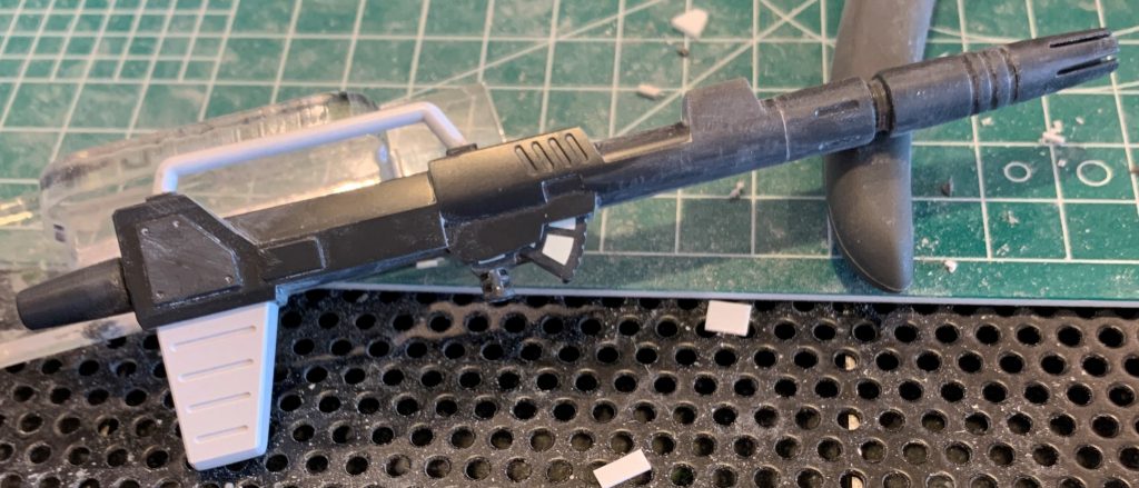 キャノンは砲身の一部が合わせ目で、そこから後ろは段落ちモールドになっていましたが、「モナカ構造を誤魔化すモールド」というのをあからさまに感じ過ぎてしまい気持ち悪かったので消しました。こういう時って気遣いで入っている段落ちモールドが憎らしくなりますね。わざわざパテで埋める必要があるので、作業が増えました。上部の手すりは、手すり下の合わせ目消し作業を楽にする為に根本でカットし、合わせ目処理した後、余剰部品の白成形のキャノンパーツから手すりを切り出して移植しました。弾倉もあからさまな真ん中段落ちモールドだったので、これも消しました。弾倉は段落ち消した後、「製造方法考えたら真ん中に段落ちモールドあった方が逆にリアルだったんじゃ...」と思いちょっと後悔しました(苦笑)