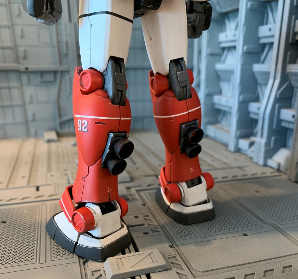 ふくらはぎバーニアはMGスナイパーカスタムからそのまま持ってきました。公式設定上も「スナイパーカスタムと同型のバーニアスラスターが装備されていた」とありますので、手抜きしつつ設定に忠実に出来て一石二鳥ですね。ふくらはぎ周りはそっくりそのままスナイパーカスタムの物に換えようと思ったのですが、ノーマルジムのスネパネルと嵌合できなかった為、素ジムの装甲を削りました。このふくらはぎバーニア欲しさにスナカスを調達したので、次はバーニアを失ったスナカス君をどうにかしてあげないといけません(苦笑)既に構想は終わっているので、早めに着手してあげようと思います。