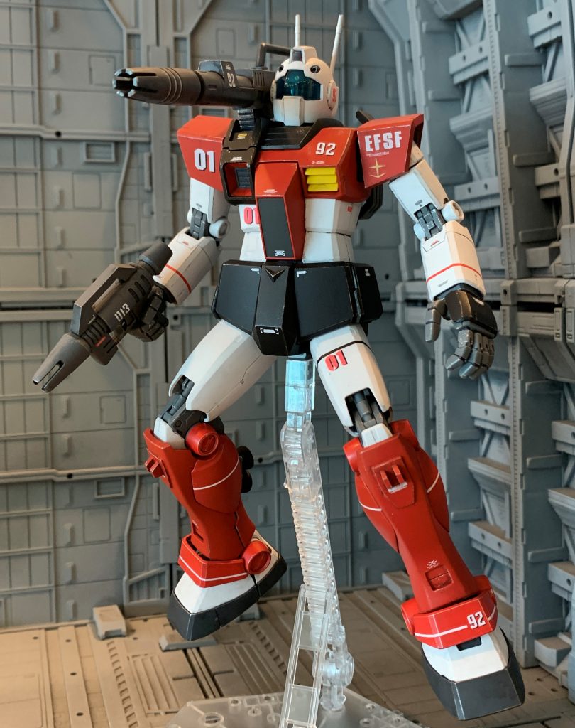 ノーマルカラーが手に入らずホワイトディンゴ隊ジムキャノンを使ったので、胸部と腰部は塗装しましたが、白装甲部は未塗装でかなり楽できました。ノーマルジムキャノンキットが調達出来ていれば更に楽できたと思います。宇宙用MSなので今回砂汚れは無しで、黒色ベースで汚しました。