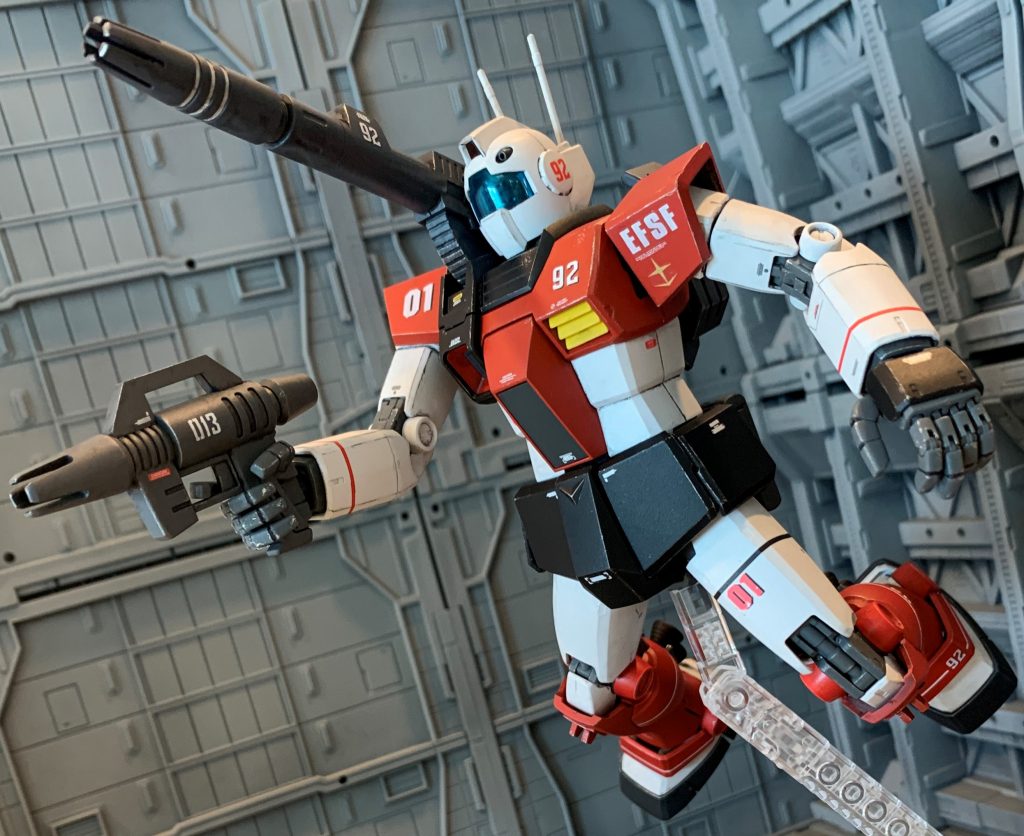 元キットのジムVer.2.0は適度なパーツの多さで、緻密感を味わいながらも組み立て安く、合わせ目消し等の基本工作も皆無で、一見シンプルな見た目ながらも垣間見えるMGならではの関節部のディテールが魅力的なキットだと思います。色んな意味で全てが適度で、ガンプラの「美味しい所」が凝縮された良キットだと感じました。設計流用元が大看板商品であるガンダムなので、ジムも自然と完成度が高くなるのかもしれませんね。本キットも基本は素ジムと同じ構造なので、終始楽しく作れました。