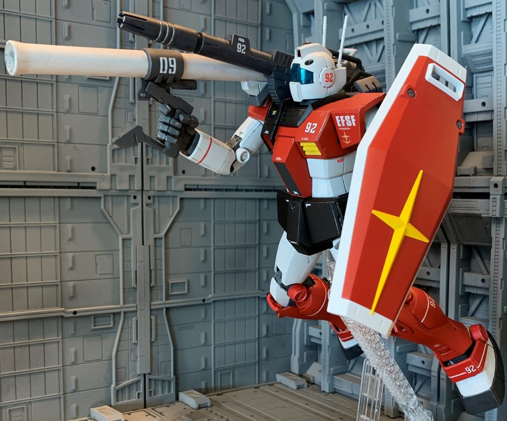 余談ですが、今回使ったWDジムキャノンキットにはゲーム中で装備できた100mmマシンガンと陸戦シールドが入っていません。ランナー数が膨大になってしまう為だと思われますが、陸戦型MS武装はコロ落ちジムのアイコンなので、WDジムを謳っておいてこれらを入れないのはちょっといただけないなと思います。プレバンキットは量販店で買うより高く付くので、こういう所はしっかり拘って欲しいですよね。