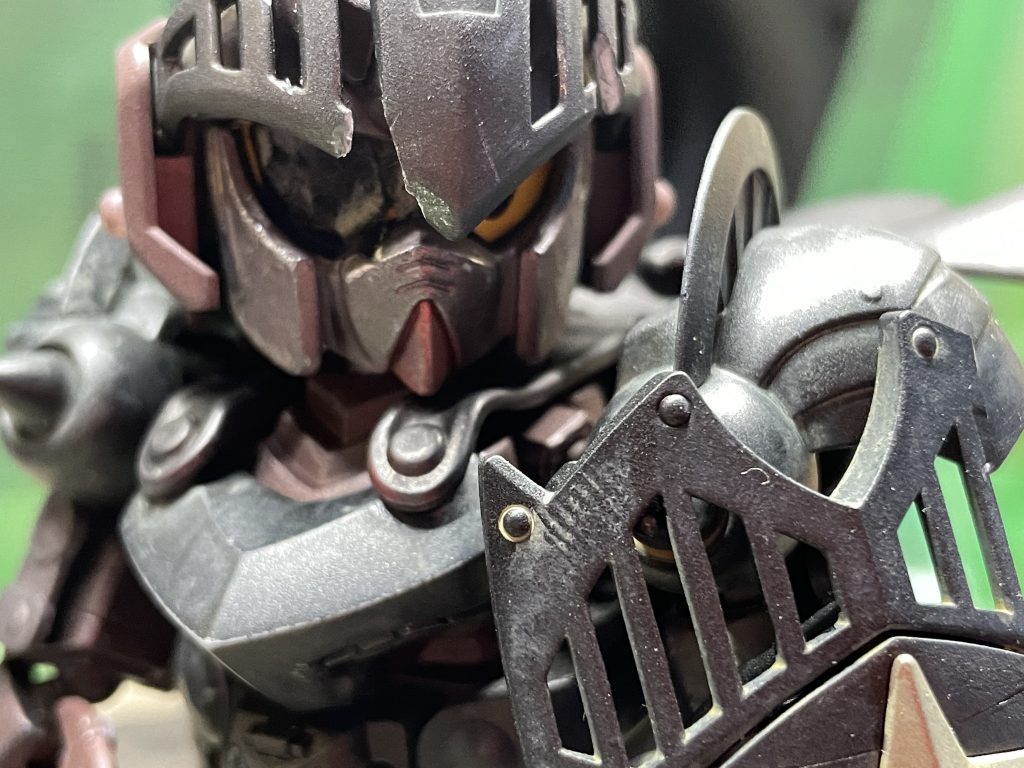 闇堕ち感を出すため、ウェザリングやシールドやバイザーなど切り落としたりしました。